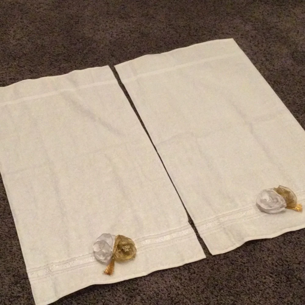 NWT Set of 2 Fieldcrest Decorative Towels